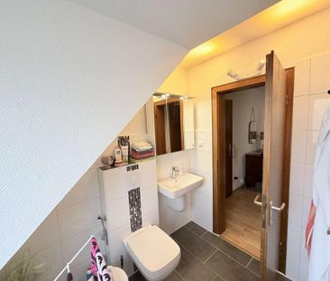 ESSEN-HUTTROP: GEMÜTLICHE, HELLE 3-ZIMMER-DG-WOHNUNG CA. 66 M² MIT ... - Photo 3