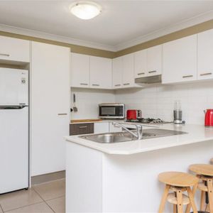 "Spacious and Modern Townhouse for Rent in Ormeau - Your Perfect Home Awaits!" - Photo 2