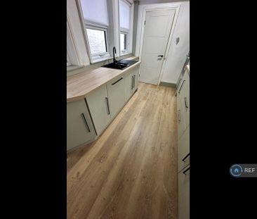 4 bedroom semi-detached house to rent - Photo 6