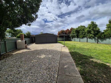 9 Robert Crescent, Wodonga VIC 3690 - House For Rent | Domain - Photo 2