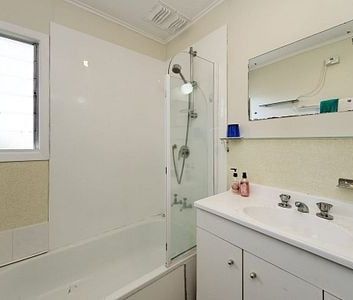 Charming 3BR Home with Garden Oasis - Bills Inc. - Photo 3