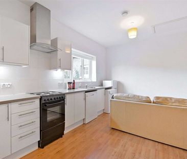 Compact furnished apartment with parking in a peaceful setting. - Photo 1