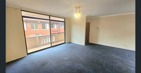 Spacious 3-Bedroom Unit in a Prime Liverpool Location - Photo 2