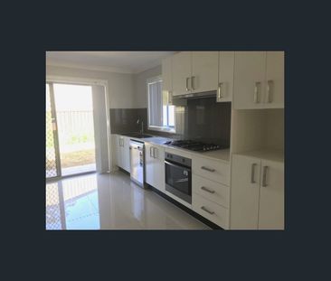 FIVE BEDROOM TOWNHOUSE - CALL ASAP - Photo 2