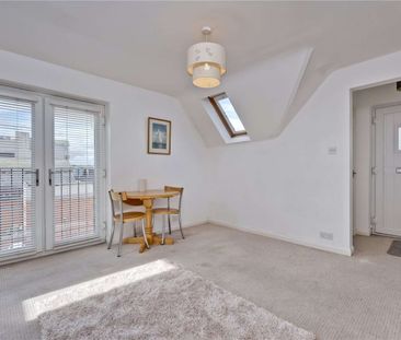 A spacious one bedroom apartment in the centre of town. - Photo 2