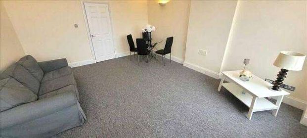 Large 1-Bedroom Top-Floor Apartment on Royal York Crescent. - Photo 1