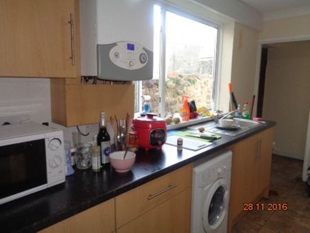 4 Bed - New Park Terrace, Treforest - £1,020 per month - Photo 4