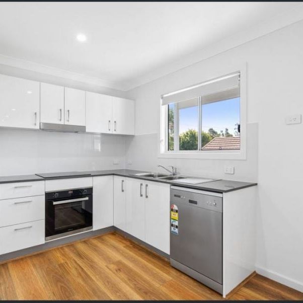 Two bedroom air conditioned granny flat in central location - Photo 1