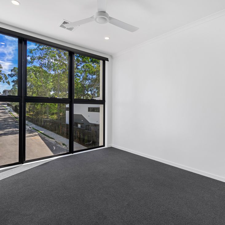 ELEGANT 4BED TOWNHOUSE WITH DUCTED AIR CONDITIONING - Photo 1