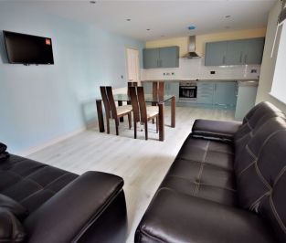 2 bedroom Flat in Aire Street, Leeds - Photo 2