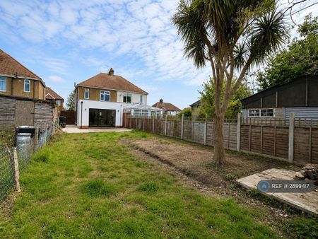 3 bedroom semi-detached house to rent - Photo 2