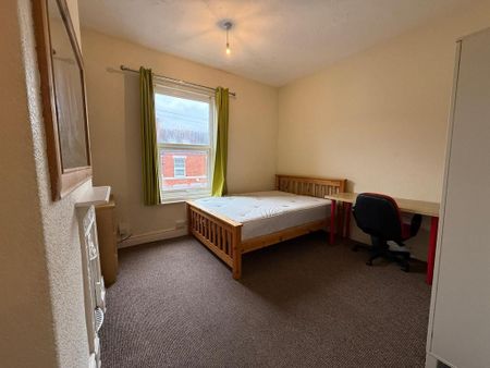 4 bedroom terraced house to rent - Photo 3
