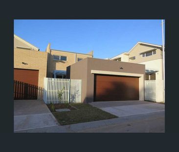 Modern and Spacious Plus Walking distance to Rouse Hill Town Centre !! - Photo 6