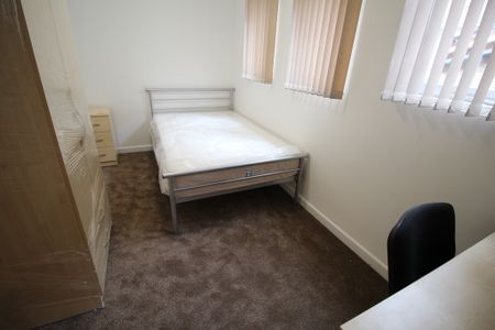 9 Bed Student Accommodation - Photo 3