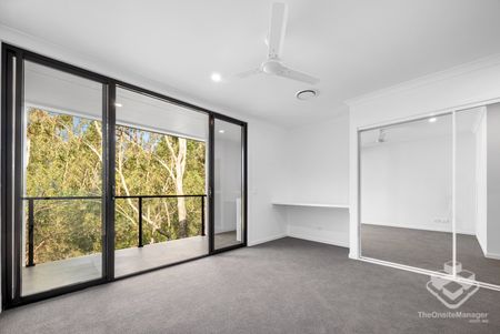 IMMACULATE 3 BEDROOM, 3 BATH TOWNHOUSE - Photo 2