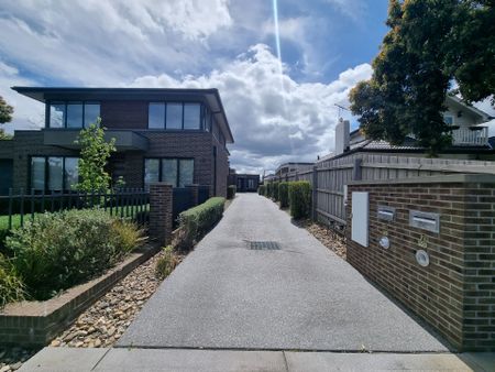 Modern Living - Spacious 3 Bedroom Townhouse - Photo 5