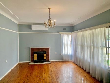 Fully Renovated House - Photo 2