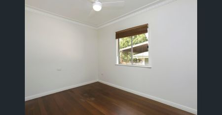 Spacious and Light-Filled Family Home in Desirable Holland Park - Photo 3