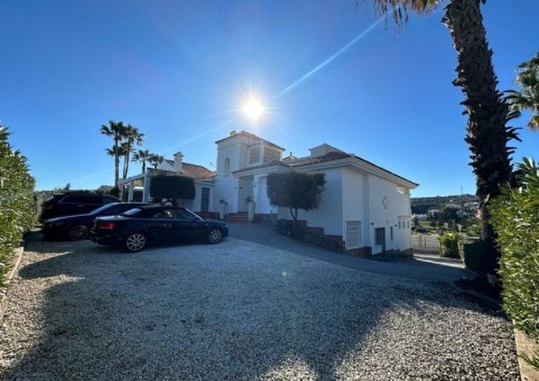 6 Bedroom Villa For Rent in Benahavís