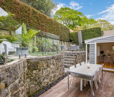 Stylish City-Edge Villa in Auckland's Most Coveted Pocket - Photo 3