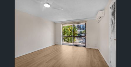 Prime Burleigh Location – Walk to the Beach! - Photo 3