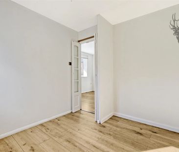 1 Bedroom Flat - Purpose Built - Photo 3