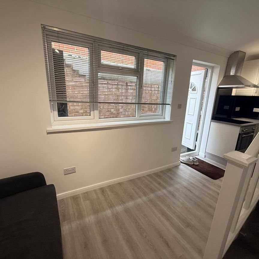 1 Bed Flat, Sudbury Court Road, HA1 - Photo 1