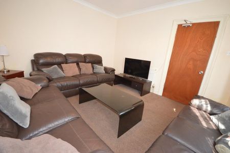 6 bedroom detached house to rent - Photo 2