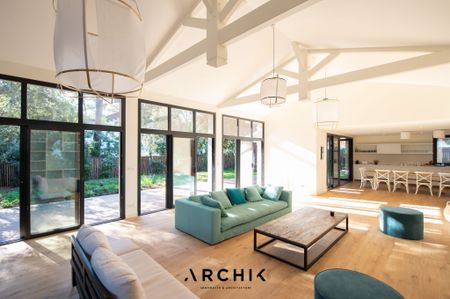 Architecture contemporaine d'inspiration Gaume, cette maison de 250 m2 se tient sur un beau terrain de 1180 m2 à proximité immédiate des plages du Pyla. - Photo 5