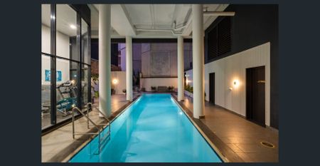 Inner-City Sub-Penthouse with Sweeping District Views - Photo 3