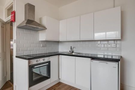 Studio Flat To Let - Photo 2