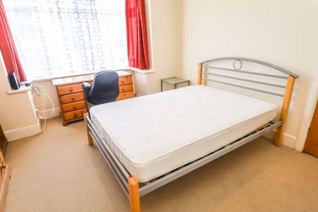 Gorsecliff Road, Winton - Photo 4