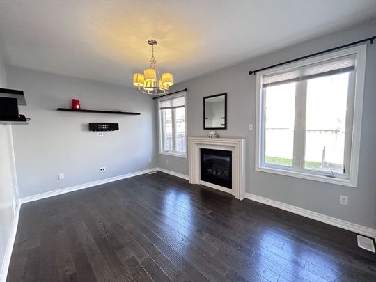 For Lease - 438 Kwapis Boulevard, Newmarket, Ontario - Photo 1