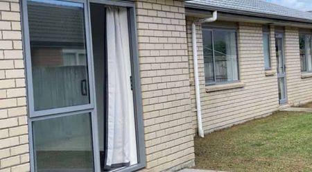 TUAKAU TOWN CENTRE AT THE DOORSTEP! - Photo 2