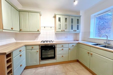 Hamble Walk , Woking - 3 bedrooms Property for lettings - Seymours - Photo 4