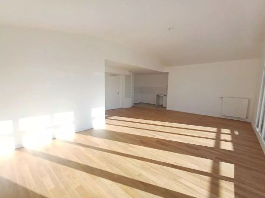 location Appartement T4 DE 102.8m² À COURBEVOIE - Photo 1
