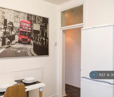 1 bedroom in a flat share to rent - Photo 1