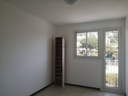 LAVANDOU - T3 - 3ème étage de 55.31 M² + BALCON + CAVE - Photo 3