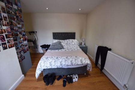 3 bedroom Flat in Flat 5, Leeds - Photo 2