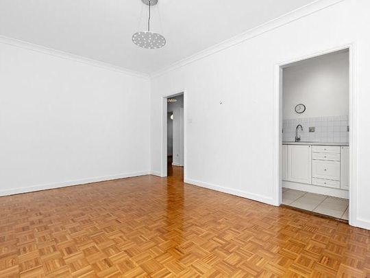 PRIVATE TOP FLOOR TWO BEDROOM IN RANDWICK! - Photo 1