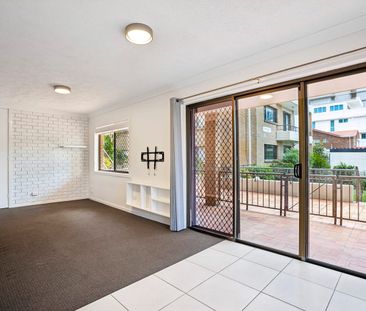 Unfurnished 2-bed 2-bath in central Broadbeach location - Photo 1