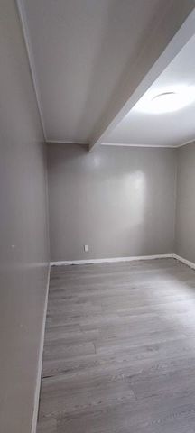 Renovated, Spacious 3 bedroom unit close to town - Photo 3