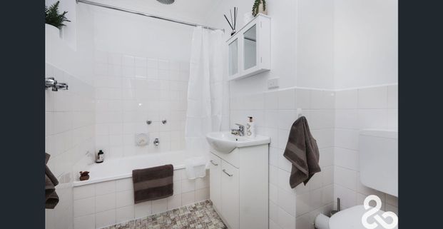 Bright One-Bedroom Apartment in Prime Location! - Photo 1