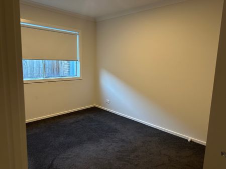 Cranbourne East - Photo 4