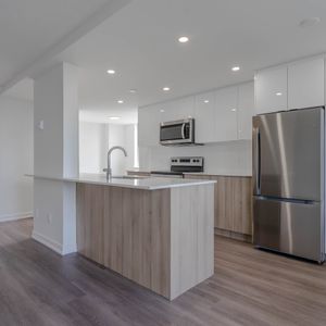 Large, Luxurious, Completely Renovated Large Three Bed Apartment in Scarborough - Photo 2