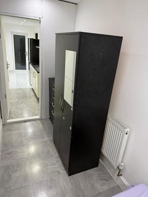 1 bedroom in a flat share to rent - Photo 1