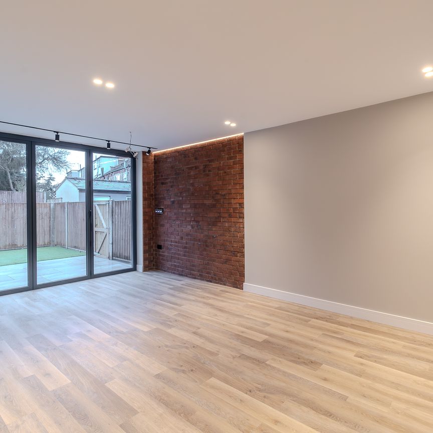 Stunning Recently Converted Ground Floor Maisonette with Smart Home Technology N20 0HD - Photo 1