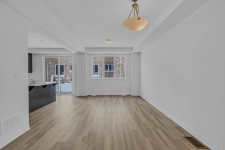 For Lease - 16 Ivory Road, Barrie, Ontario - Photo 3