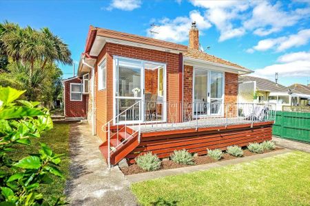 Charming 3-Bedroom Home in Panmure – Prime Location! - Photo 5