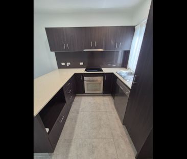 Modern Townhouse Living - Rent Inc Water! - Photo 5